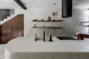 Mar Y Miel Noir Modern