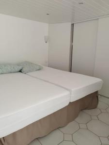 Bas de villa climatisé avec coin terrasse