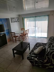 Bas de villa climatisé avec coin terrasse