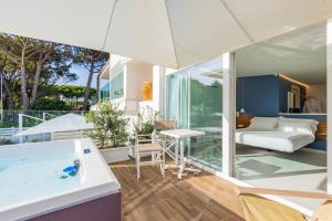 King Suite with Jacuzzi and Sea View Terrace