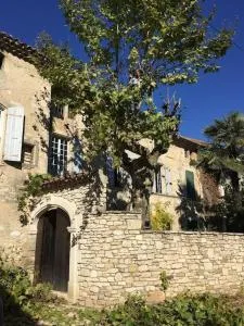 Grande maison dans le château de Laval Saint Roman Gard - Saint-Julien-de-Peyrolas