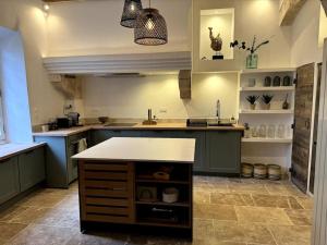 Villas Grande maison dans le chateau de Laval Saint Roman Gard : photos des chambres