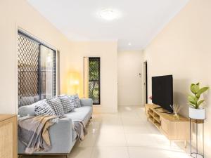 3BD Townhouse close to shops, transport with carpark