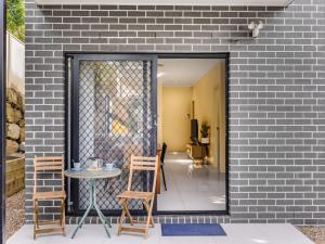 3BD Townhouse close to shops, transport with carpark