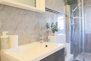 Appartements {L'Essentiel}, calme, proche autoroute : photos des chambres