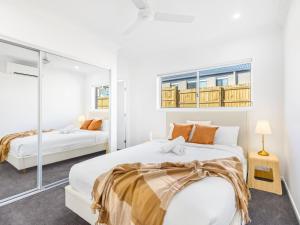 Convenient Brandnew 4 Beds House, 5 mins to mall