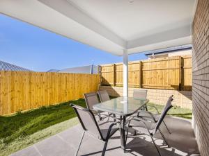 Convenient Brandnew 4 Beds House, 5 mins to mall