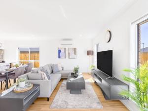 Convenient Brandnew 4 Beds House, 5 mins to mall