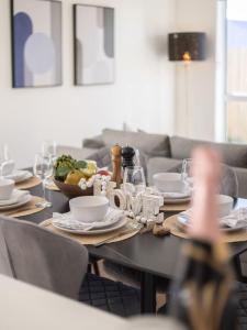 Convenient Brandnew 4 Beds House, 5 mins to mall