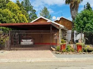 The Flower Guest House - Fichardtpark