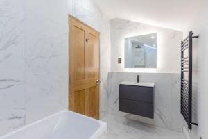 Dragon Suites - Yukina Suite - 2 bed city centre house with garden