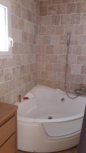 B&B / Chambres d'hotes Chez Nathalie : Chambre Double avec Salle de Bains Privative