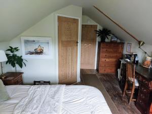 West Wing at The Swallows - Kingsize Ensuite Bedroom and Private Garden