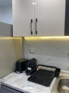 Luxueux Appartement 70m2-Rez de chaussée- pied dans leau-10 m de la Piscine collective- centre ville dHammamet,dans la partie residentielle de lhôtel Dar Hayet-1 suite Parentale-1 chambre avec 1 grand lit double-Grande terrasse