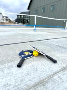 Sport Court! Hot Tub! Putting Green! Bunk Room!