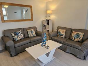 Sea views, big 2 Bed Flat close to beach & harbour