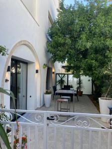 Luxueux Appartement 70m2-Rez de chaussée- pied dans l'eau-10 m de la Piscine collective- centre ville d'Hammamet,dans la partie residentielle de l'hôtel Dar Hayet-1 suite Parentale-1 chambre avec 1 grand lit double-Grande terrasse