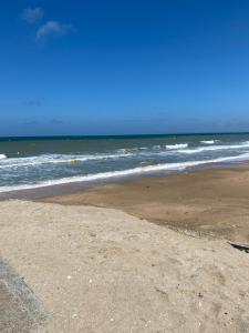 Appartements Appartement 65m2 avec balcon vues partielles mer a 150m de la plage et centre, wifi et parking prive : photos des chambres