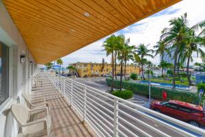 Ocean view Balcony with Pool & Parking -M42