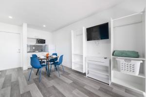 Amazing Balcony Studio at the beach with Parking -M44