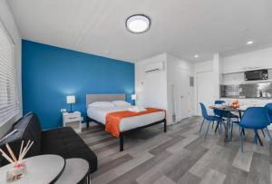 Amazing Balcony Studio at the beach with Parking -M44