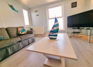 Sea views, big 2 Bed Flat close to beach & harbour