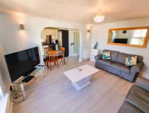 Sea views, big 2 Bed Flat close to beach & harbour