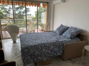 F1 au calme dans la verdure, terrasse, piscine et parking