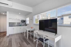 Spacious studio with Balcony and Parking at the Beach -M46