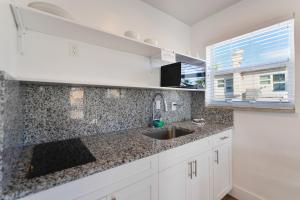 Spacious studio with Balcony and Parking at the Beach -M46