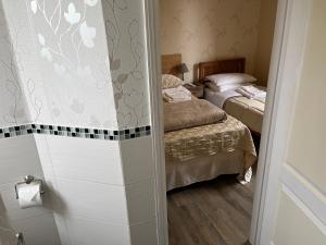 B&B / Chambres d'hotes Le Pontet : Chambre Triple avec Salle de Bains Privative