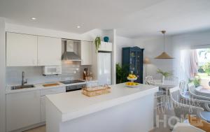 Beachfront Elviria II,Sea views, lovely terrace and pool