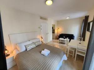 NEW with AC Central Suites with Pool access and Squash Courts! Sleeps Family or 4 guests - Gibilterra