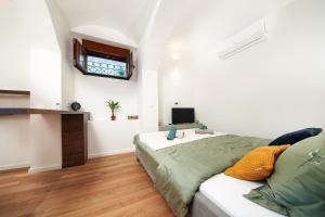 La verita 1 st line with garden