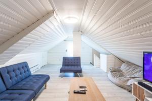 The B&W Haven 3BR private office by LI Ferry