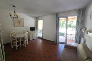 Cozy studio with balcony and communal pool