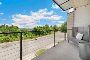 Hilltop Haven-5 Min to DT & UofA-Modern