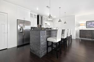 Hilltop Haven-5 Min to DT & UofA-Modern