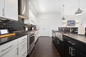 Hilltop Haven-5 Min to DT & UofA-Modern