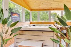 Family Home with Hot Tub half Mi to Lake Milton - Newton Falls