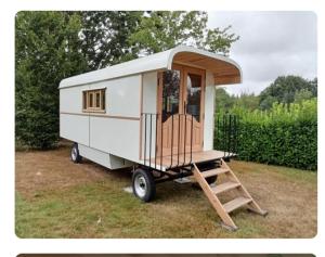 B&B / Chambres d'hotes La roulotte des Trois Arbres : photos des chambres