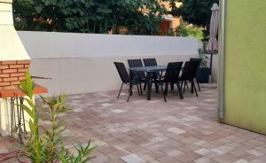 Spacious apartment with garage and private yard, Drage