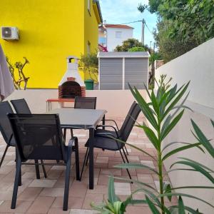 Spacious apartment with garage and private yard, Drage