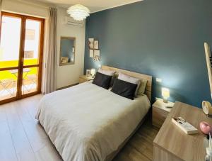 Modern Blue Apartment img16