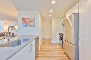 Spacious & Modern Apt