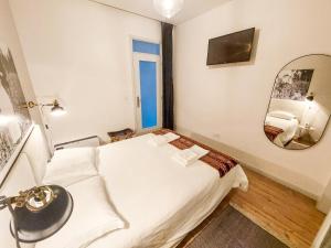 Bluetile Sol Apartment