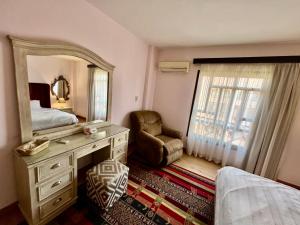 Luxurious 3 BR Rustic Apartment Overlooking Huge Garden - For Families and Couples