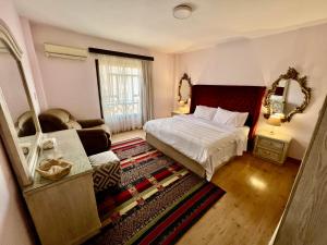 Luxurious 3 BR Rustic Apartment Overlooking Huge Garden - For Families and Couples