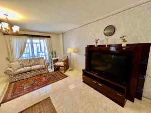 Luxurious 3 BR Rustic Apartment Overlooking Huge Garden - For Families and Couples