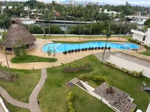 Moderno departamento con vistas a canal y campo de golf - El Refugio